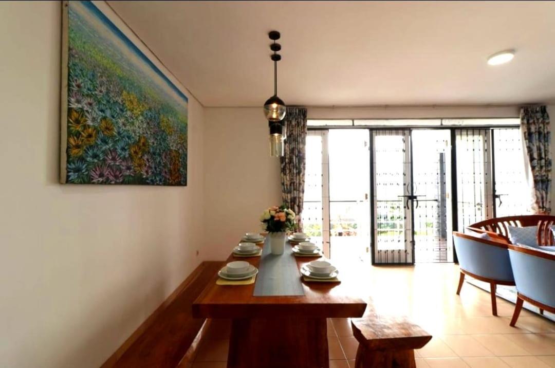 VILLA KELUARGA Resor Dago Pakar Bandung - Dengan View Bukit Bagian luar foto